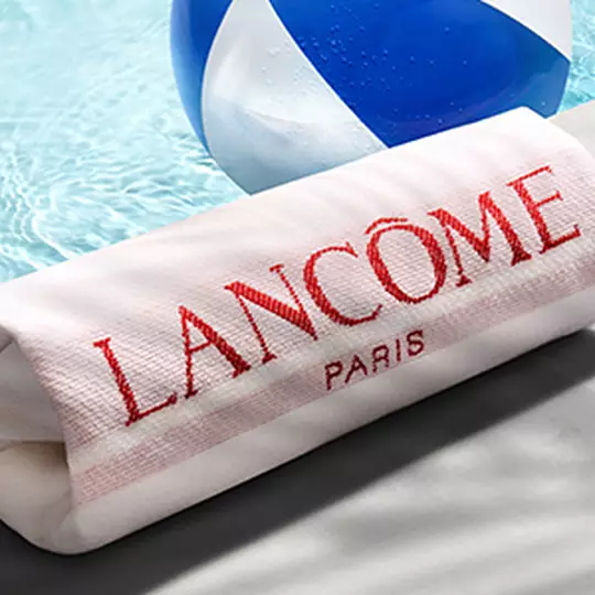 Ein Handtuch mit der Lancome Aufschrift