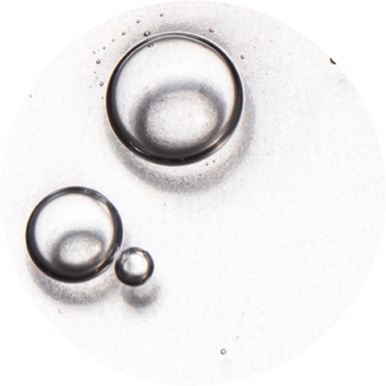 Wassertropfen auf einer glatten, reflektierenden Oberflache, mit unterschiedlicher Große und klaren Details.