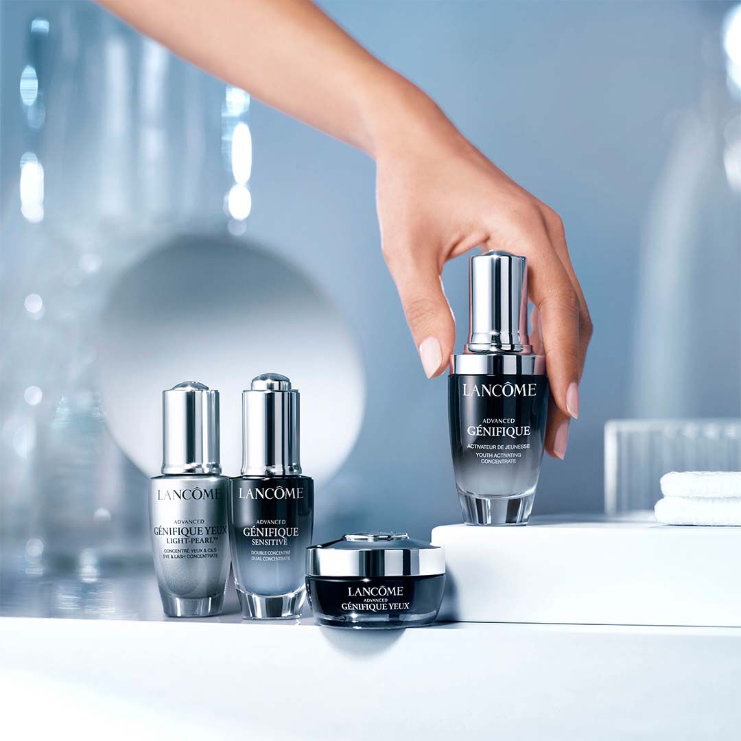 Genifique Serum mit Hand