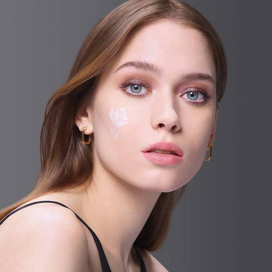 Frau mit Lancome Logo