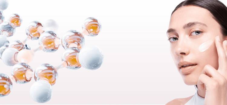 Eine Darstellung von Vitamin E als Mollekul auf der linken Seeine und rechts eine Frau, die ein Hautpflegeprodukt mit Vitamin E auf ihre Wange auftragt