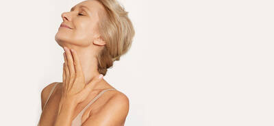 Reife Frau mit straffer und hydrierter Haut