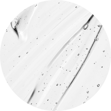 Lippenstift neben Rosen