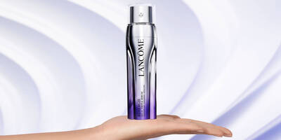 Triple Serum auf einer Hand stehend