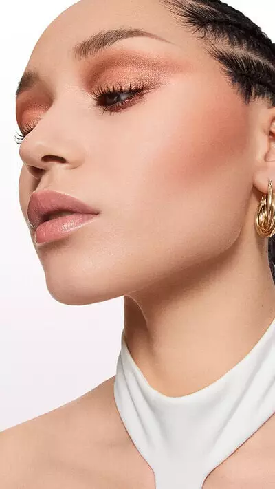 Gesicht mit dem Peach Glow Look von Lancome