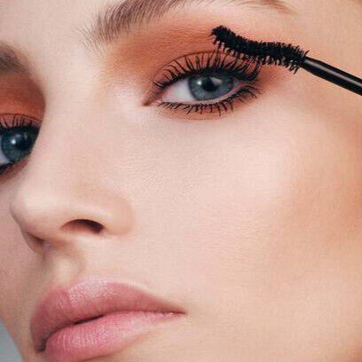 Frau tragt Augencreme auf​