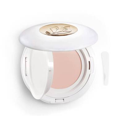 Eine offene weiße und goldene Lancome Kompaktpuder mit einem hellrosa Make-up- oder Kissenprodukt und einem kleinen weißen Spatel.