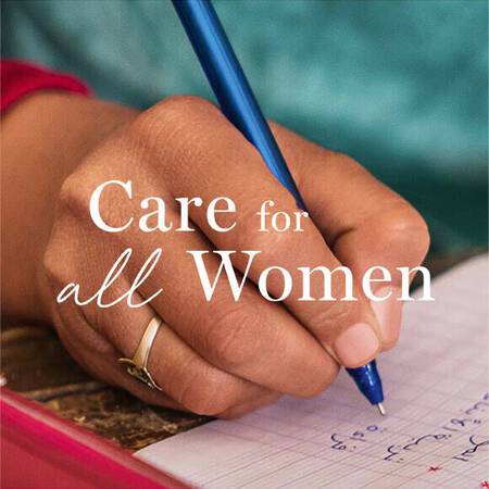 Eine Hand halt einen Stift und schreibt, auf dem Bild steht Care for all Women