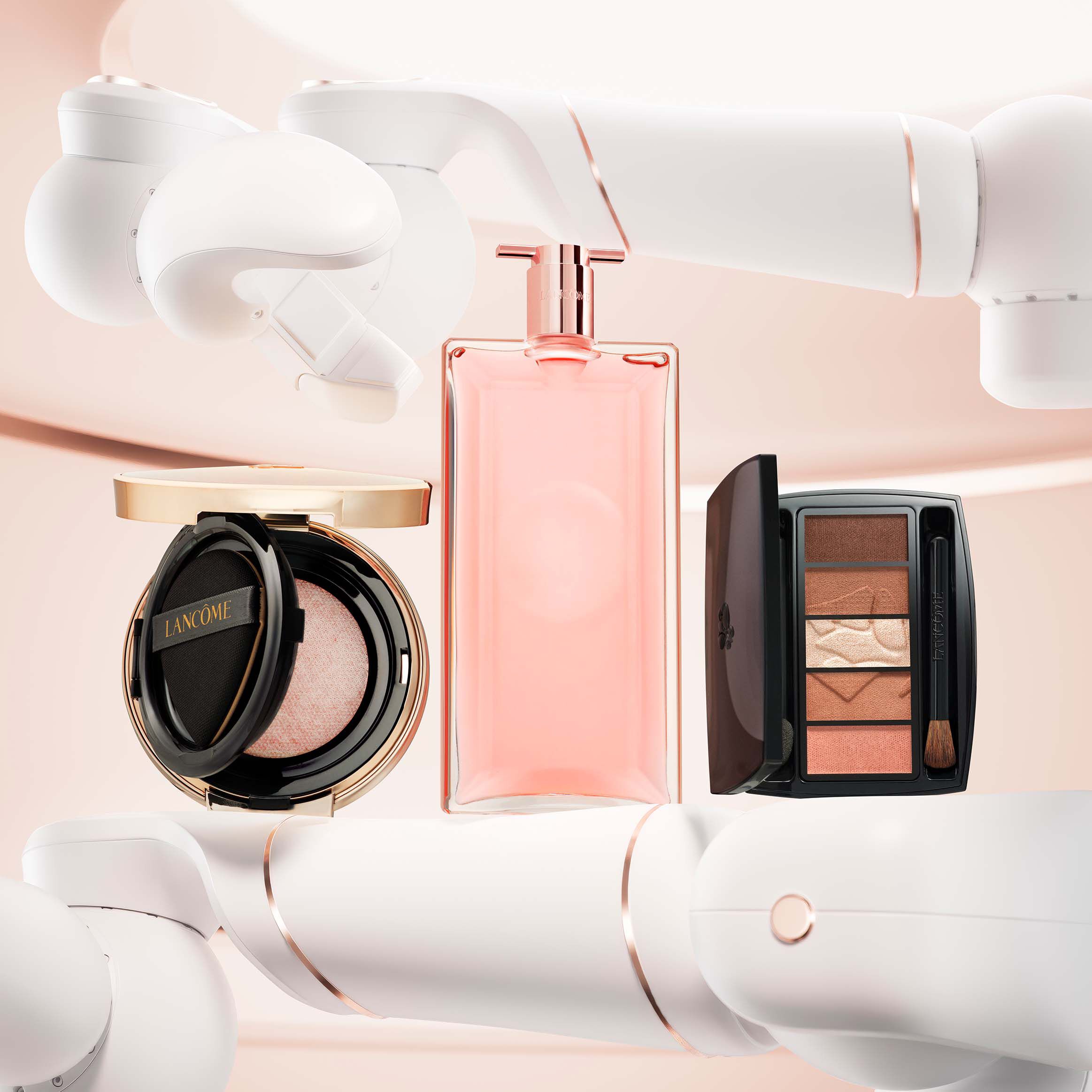 Alt-Text: Drei Kosmetikprodukte - ein Blush, ein Parfum und ein Lidschatten - stehen auf einer futuristischen, robotischen Halterung.