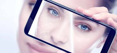 Model halt Handy Kamera vor das Gesicht