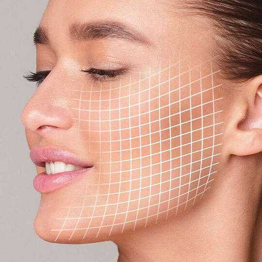 Frau mit Creme auf der Haut