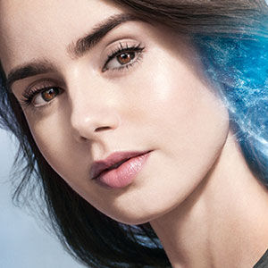 Frau schaut zur Kamera