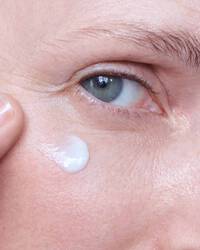 Texturen verschiedener Cremes und Seren