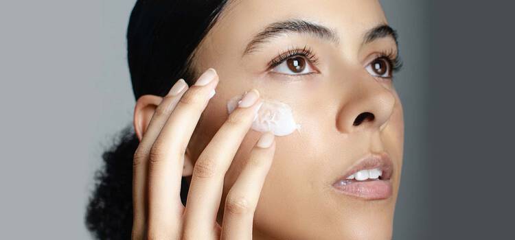 Frau mit Creme im Gesicht