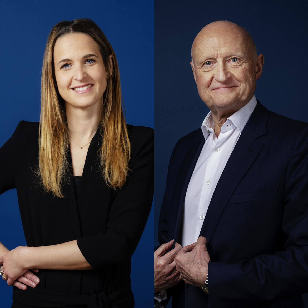 Portrait von zwei Personen vor einem blauen Hintergrund, eine Frau mit langen Haaren und ein alterer Mann im Anzug.