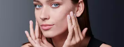 Frau mit Hand im Gesicht