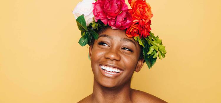 Frau mit Blumenkranz