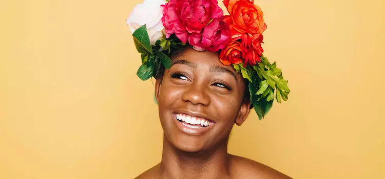 Frau mit Blumenkranz