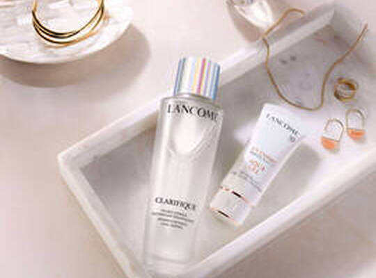 Ein Set von Lancome Clarifique Hautpflegeprodukte