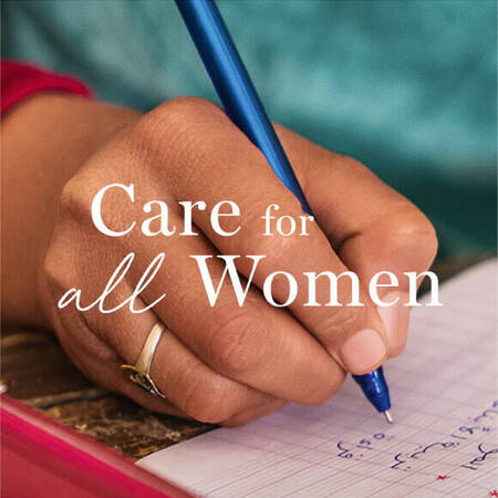 Frau schreibt Text: Care for all Women.