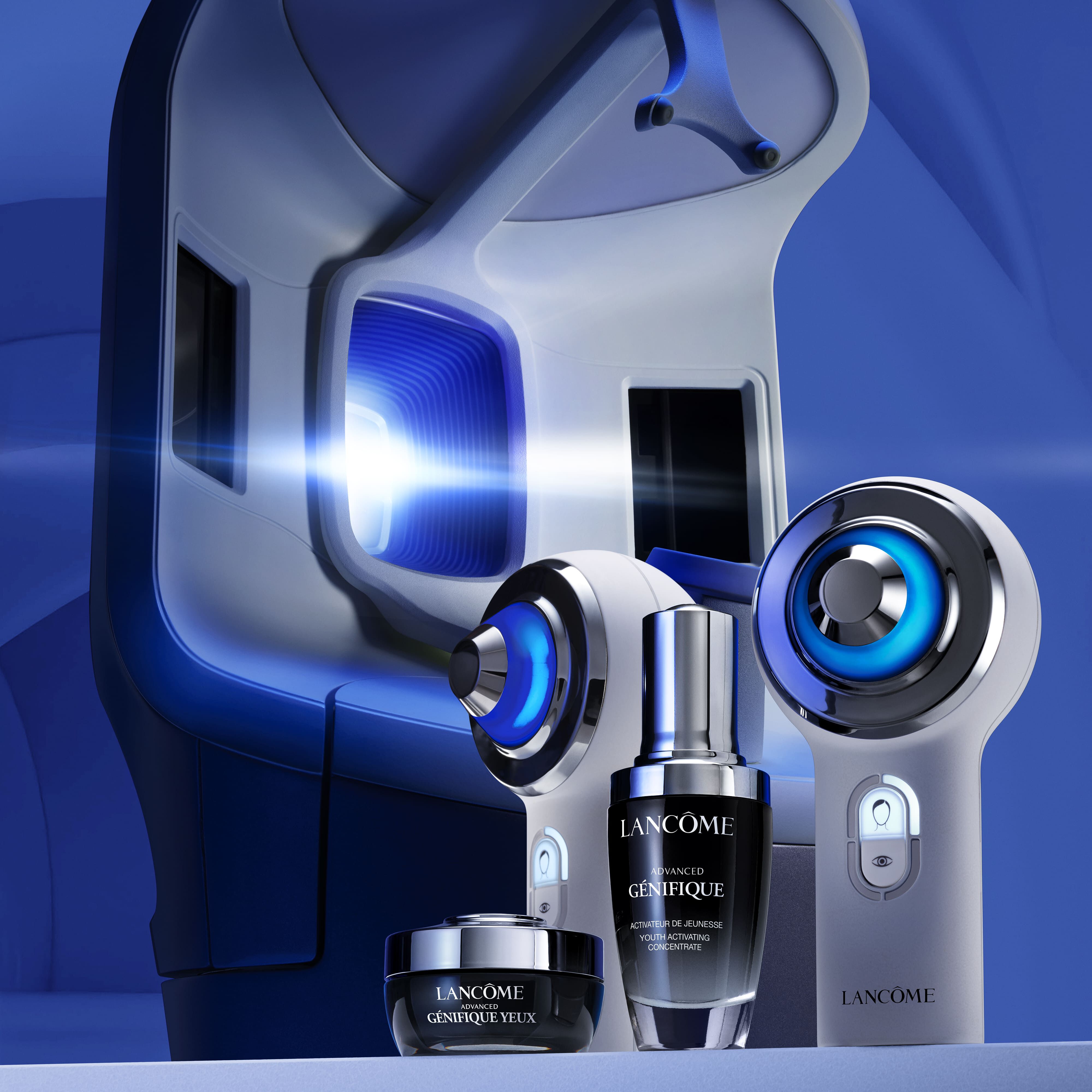 Futuristisches, weißes Lancome-Hautanalysegerat neben einem Tablet, das einen digitalen Hautpflege-Bericht („Your Skincare Report“) mit einem hexagonalen Netzdiagramm und dem Ergebnis „70% Your Skin's Youth“ zeigt, vor einem hell erleuchteten, modernen Hintergrund.