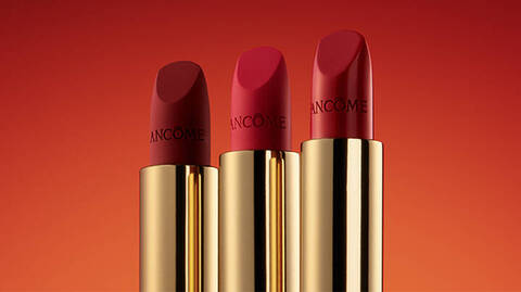Verschiedene Lippenstifte und Nuancen