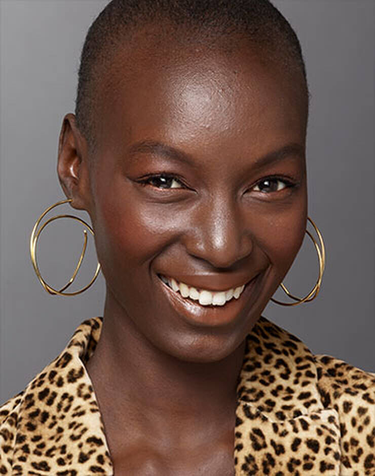 Eine Frau mit neutralem Hautton.