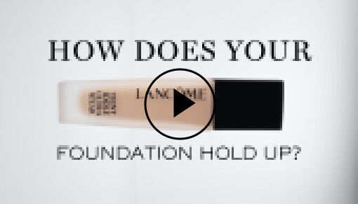 Ein Produktvideo mit einem kosmetischen Produkt im Vordergrund und dem Text „Wie halt dein Make-up?“ auf einem unscharfen Hintergrund.