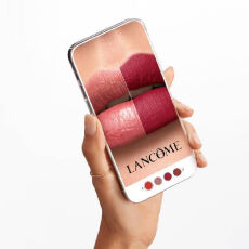 Eine Frau sieht schrag nach oben und lachelt