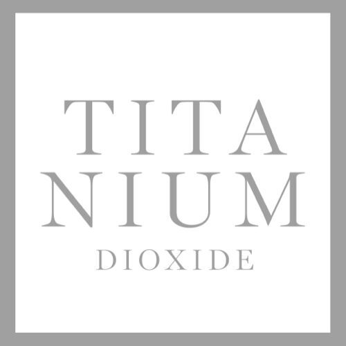 Ein großer Button mit der Aufschrift Titanium Dioxide (Inhaltsstoff)
