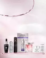 Lancome Pflegeprodukte und Parfum: Genifique Ultimate, Renergie H.P.N. 300-Peptide Cream und ein rosafarbenes Parfum auf einem hellen, glanzenden Hintergrund.