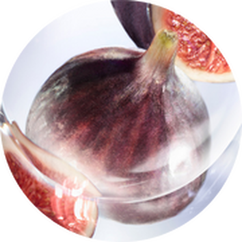 La vie est belle Flakon neben weißen Iris-Bluten