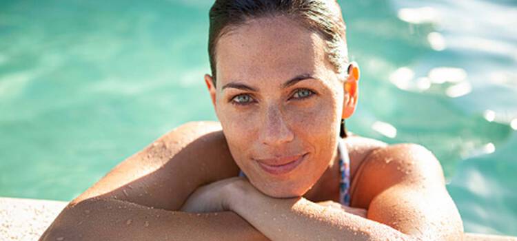 Frau im Schwimmbecken