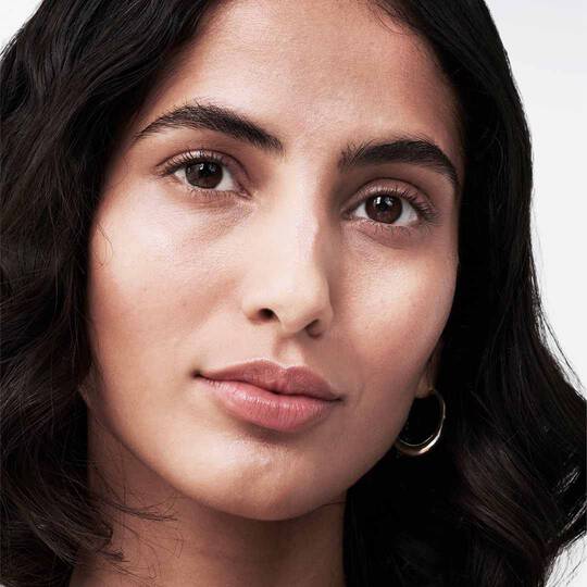 Gesicht von Model mit minimalistischem Make-Up