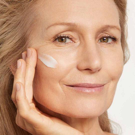 Altere Dame mit Gesichtscreme