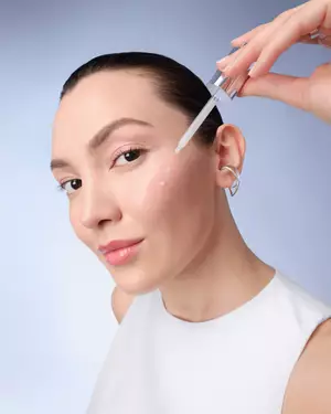 Visualisierung der Anwendung des Genifique Serum