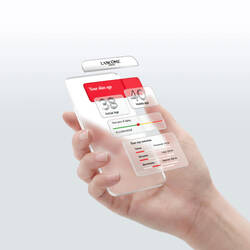 Freisteller-Grafik: Ein Frauengesicht auf einem Smartphone, auf dem das Hautanalyse-Tool dargestellt wird