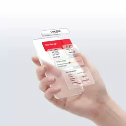 Freisteller-Grafik: Ein Frauengesicht auf einem Smartphone, auf dem das Hautanalyse-Tool dargestellt wird