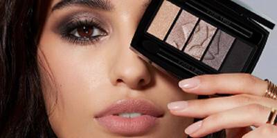 Model halt die Hypnose Palette vor einer Auge