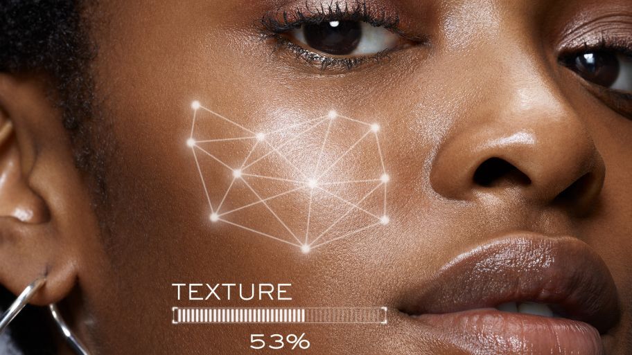 Nahaufnahme eines Gesichts mit Anzeige von Hautmerkmalen: feine Linien (76 %), ungleichmaßiger Hautton (42 %) und Festigkeit (93 %).