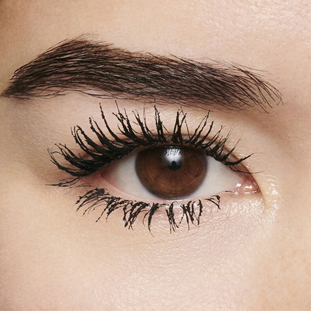 Advanced Genifique Serum mit Wassertropfen darauf