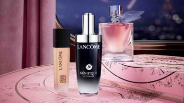 Eine stilvolle Prasentation von Lancome-Produkten auf einem Regal vor einem historischen Gebaude im Hintergrund.