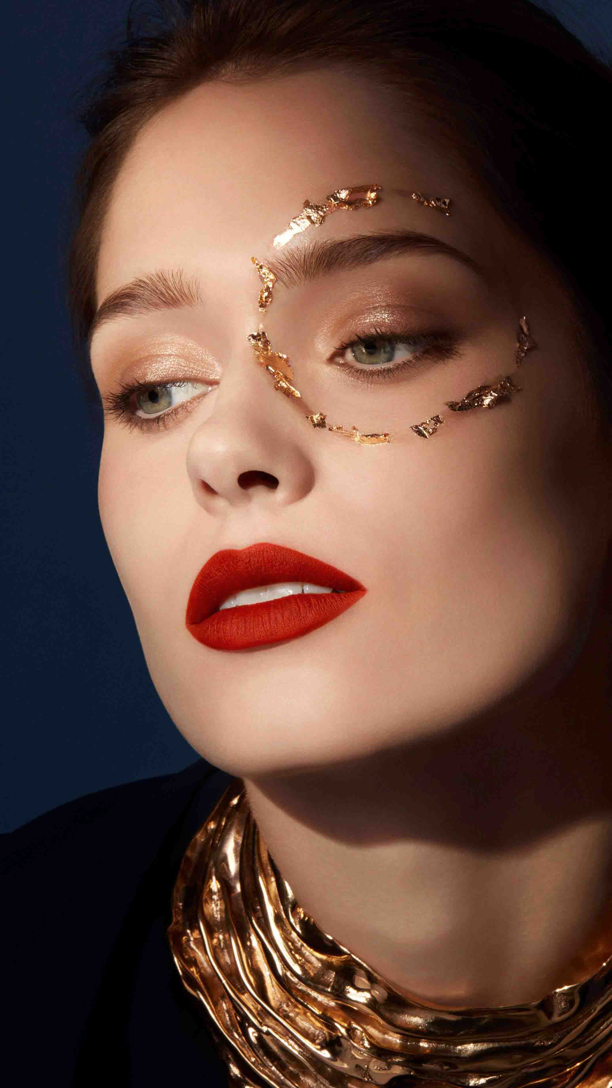 Model mit rotem L'Absolu Rouge Drama Matte Lippenstift