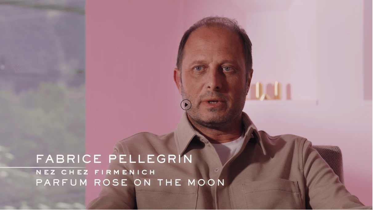 Fabrice Pellegrin spricht über das Parfum 'Rose on the Moon' in einem modernen, pinken Raum.