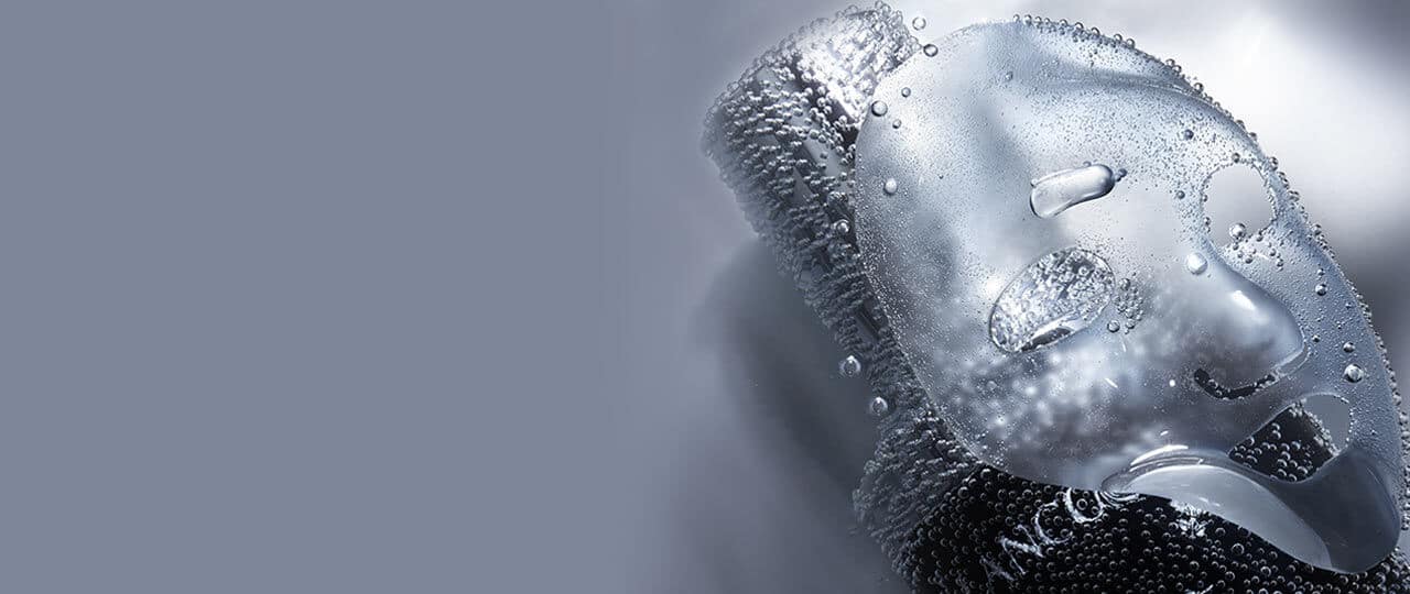 Volle Flasche und Maske