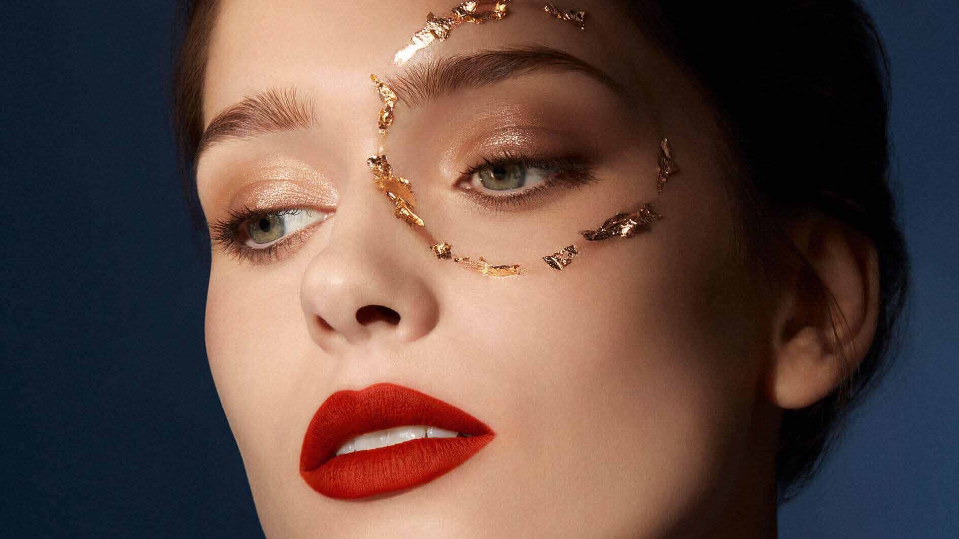Model mit rotem L'Absolu Rouge Drama Matte Lippenstift